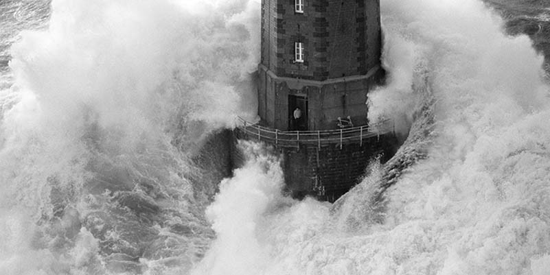 Faro de los Poulains lors d'une tempète