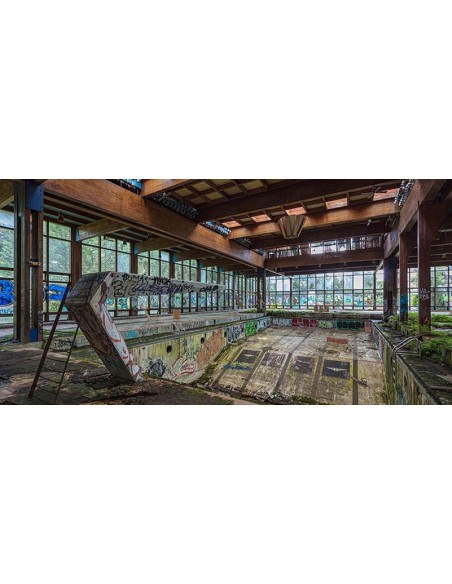 Piscina abandonada de un complejo turístico en el norte del estado de Nueva York (detalle)