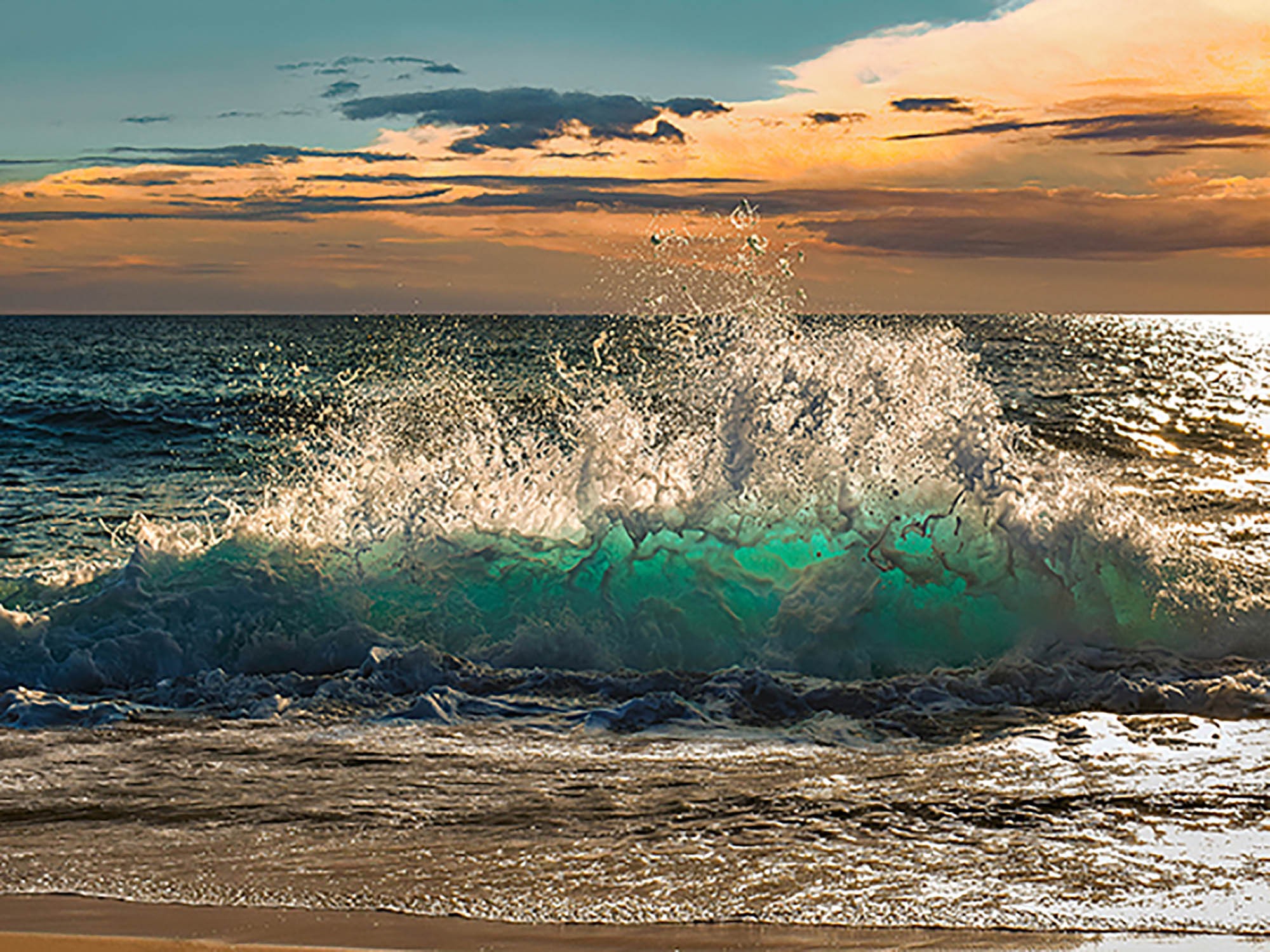 Ola rompiendo en la playa, isla de Kauai, Hawái