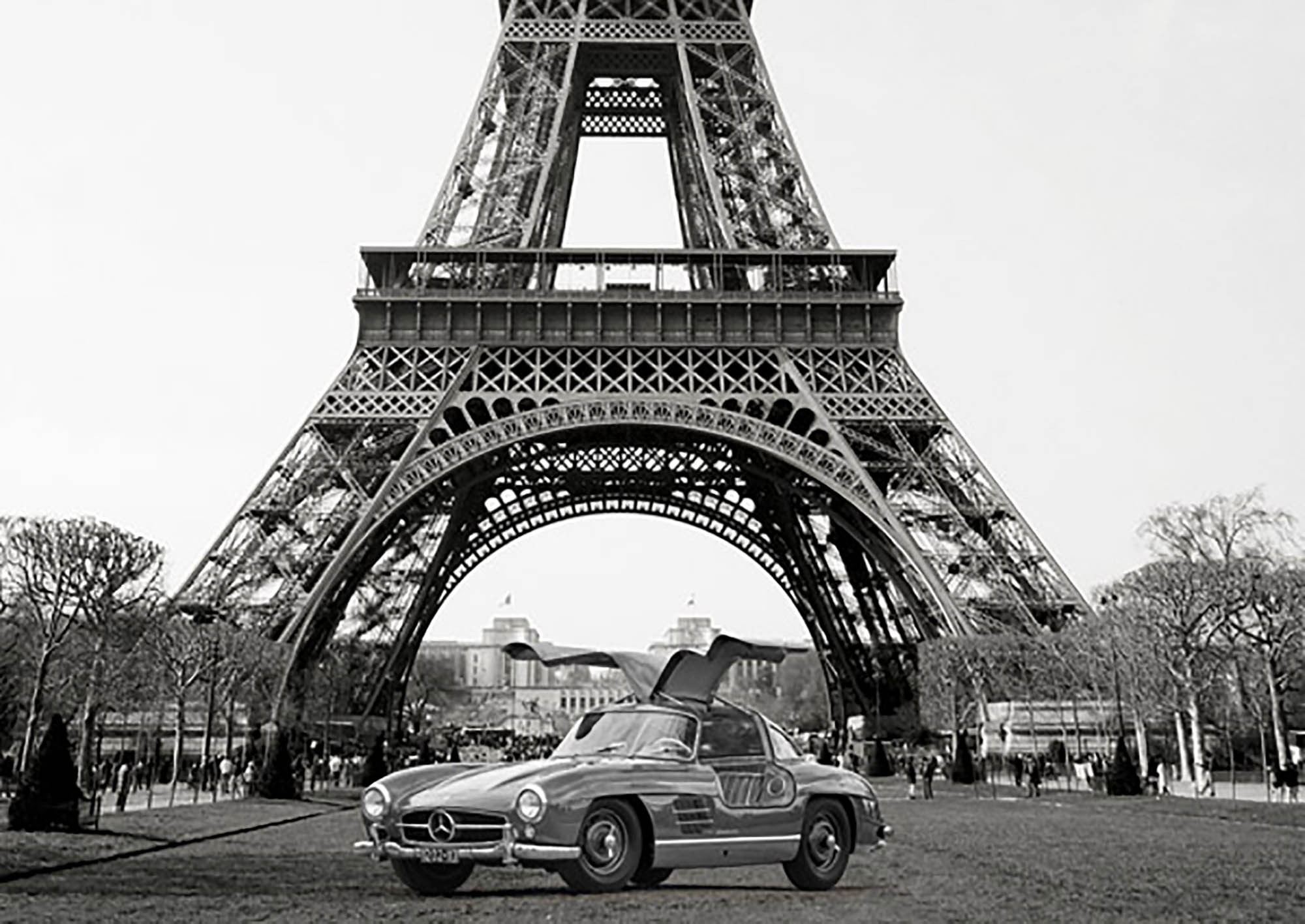 Roadster bajo la Torre Eiffel (BW)