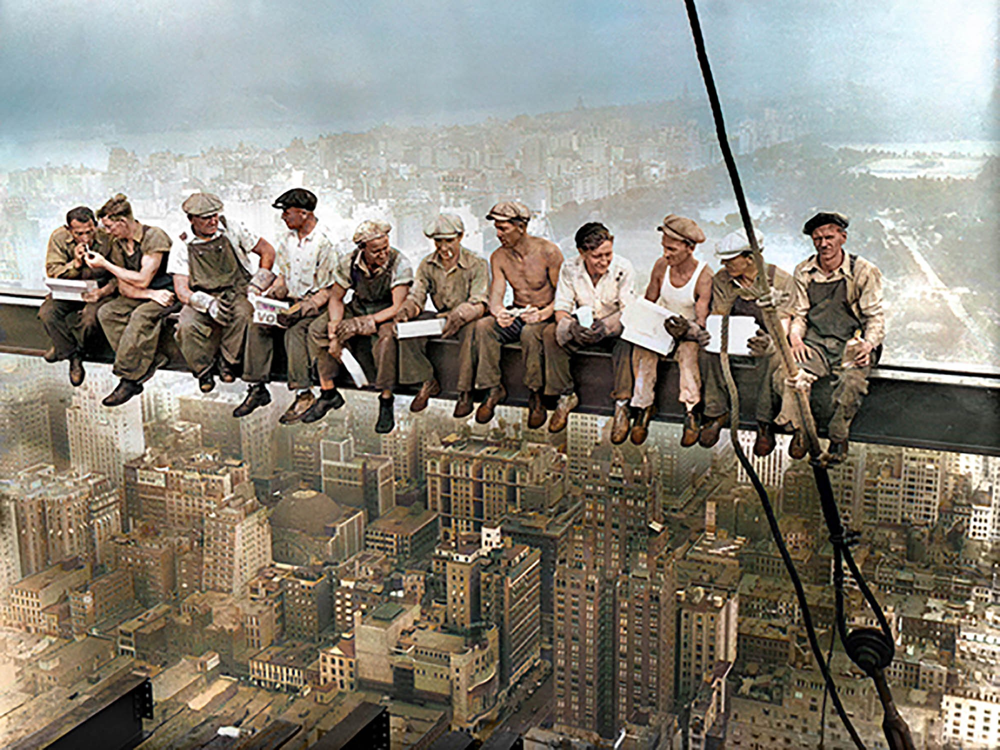 Almuerzo en lo alto de un rascacielos, Nueva York, 1932 (versión coloreada)