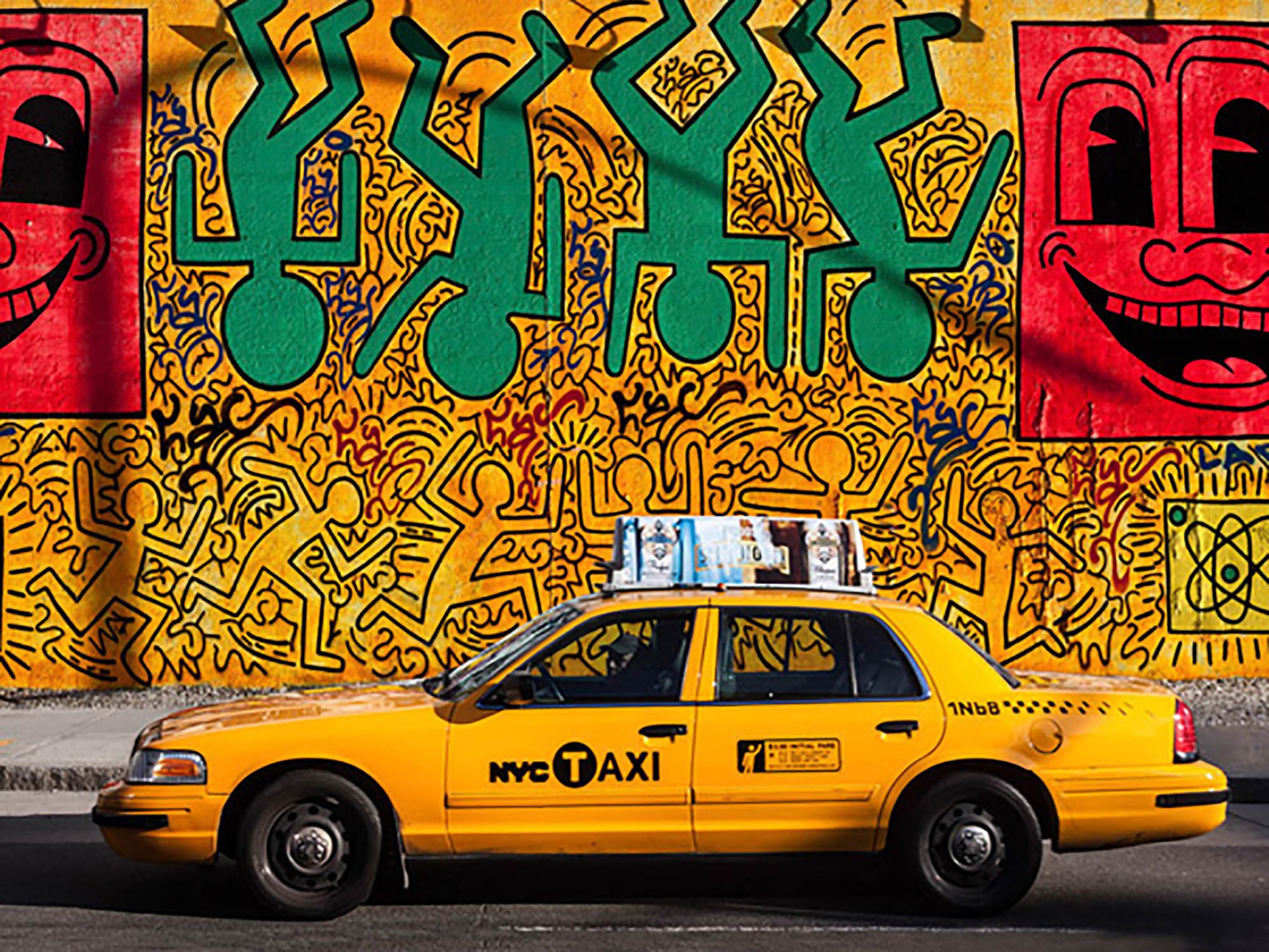 Taxi y pintura mural, Nueva York