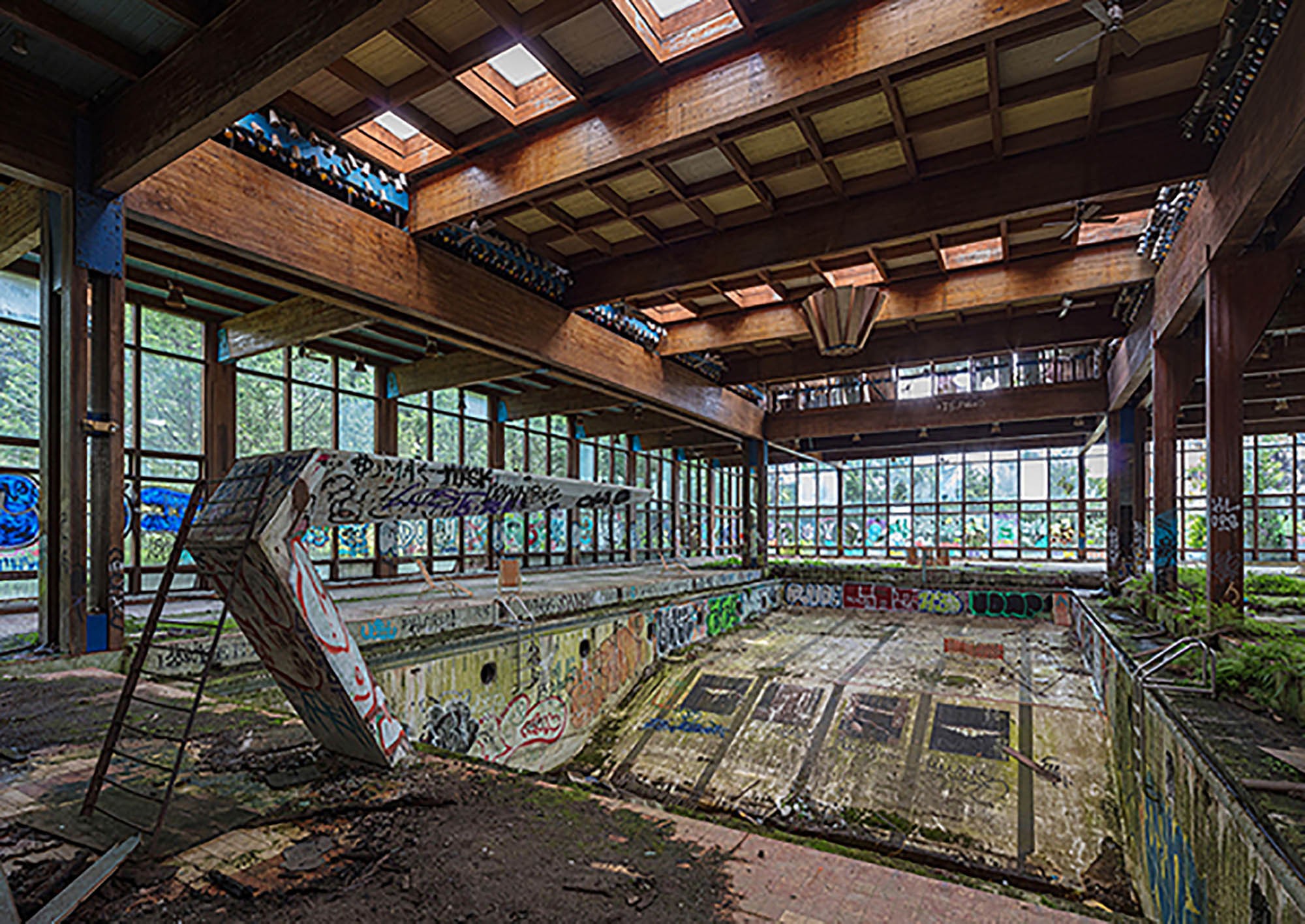 Piscina abandonada de un complejo turístico en el norte del estado de Nueva York