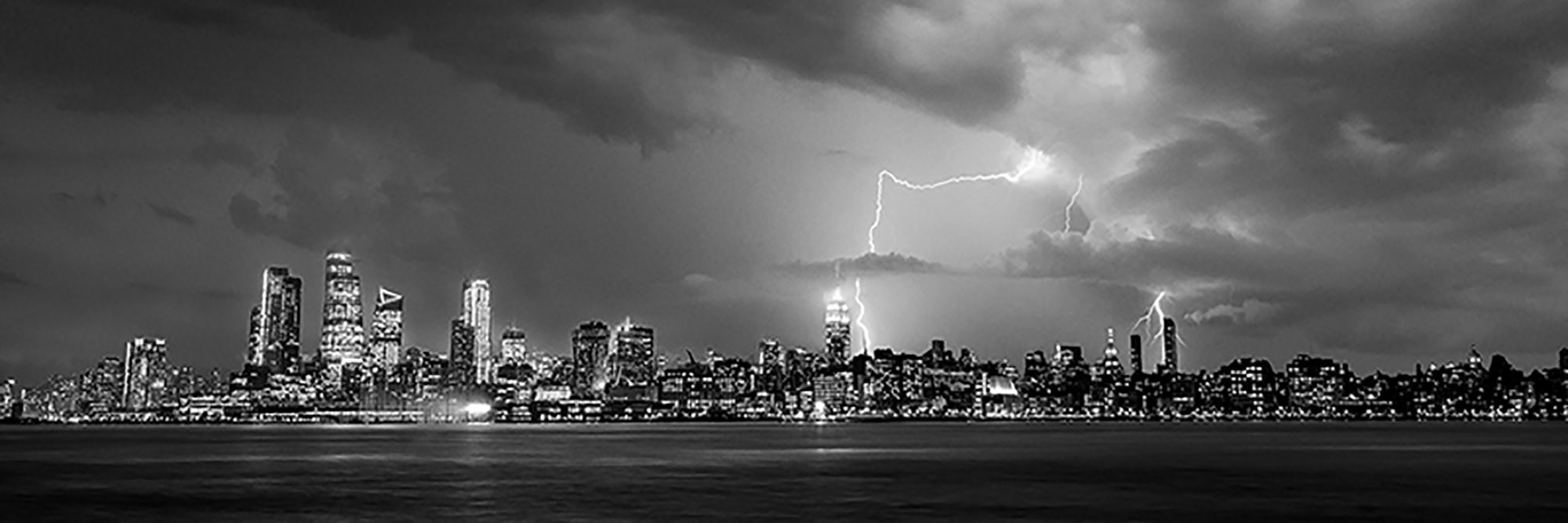 Tormenta sobre la ciudad de Nueva York (blanco y negro)