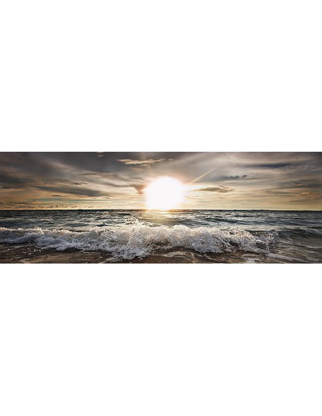 El sol brilla sobre las olas rocosas