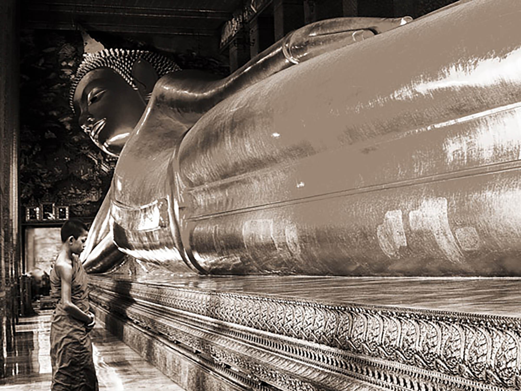 Rezando ante el Buda reclinado, Wat Pho, Bangkok, Tailandia (sepia)