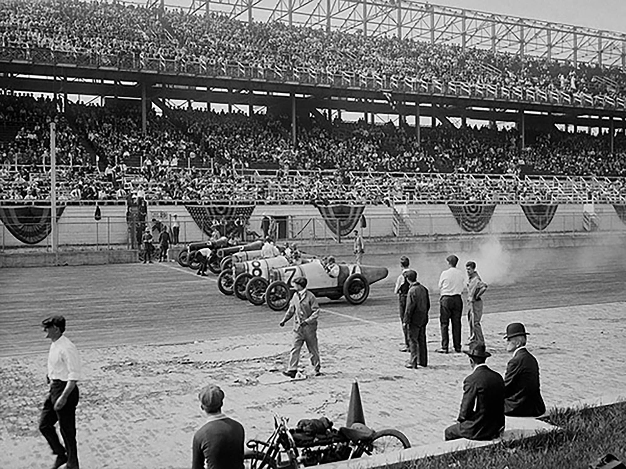 Autos en la línea de salida del hipódromo de Sheepshead Bay, Nueva York, 1918