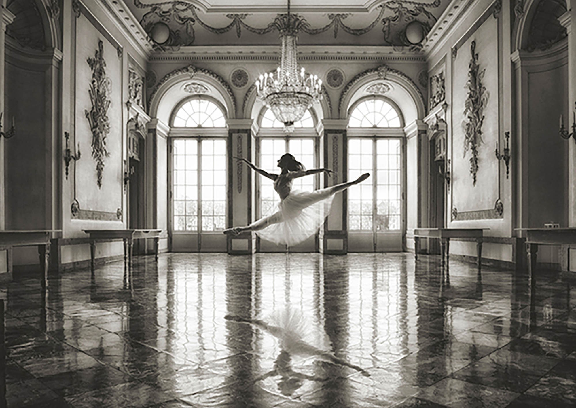 Bailarina en un salón de palacio