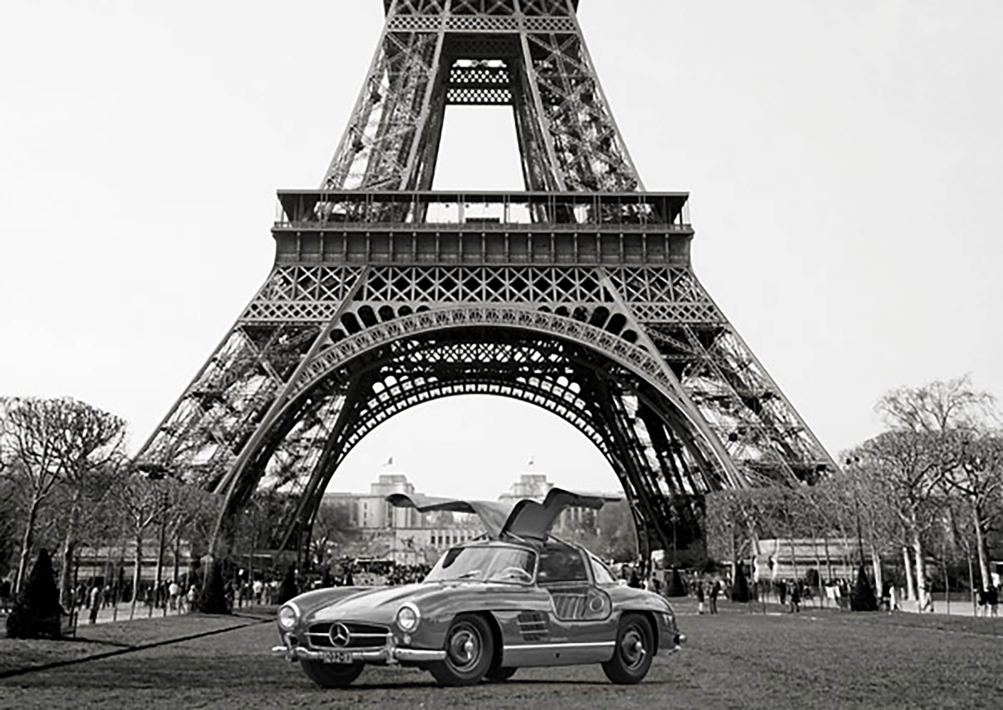 Roadster bajo la Torre Eiffel (BW)