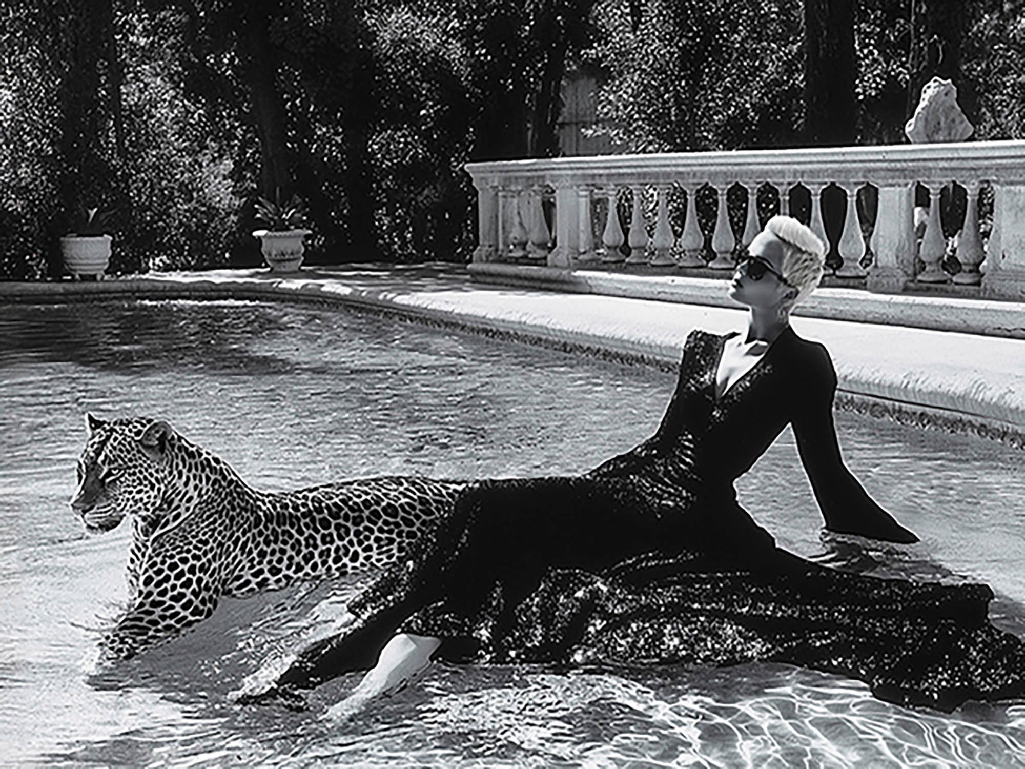 Relajándose en la piscina