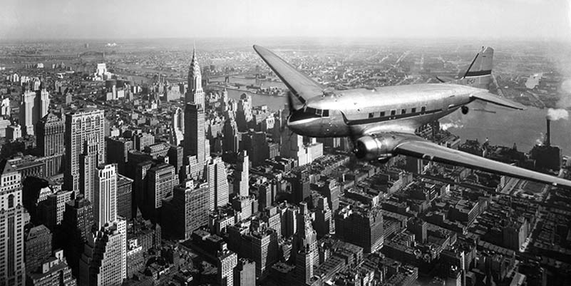 DC-4 sobre Manhattan, Nueva York