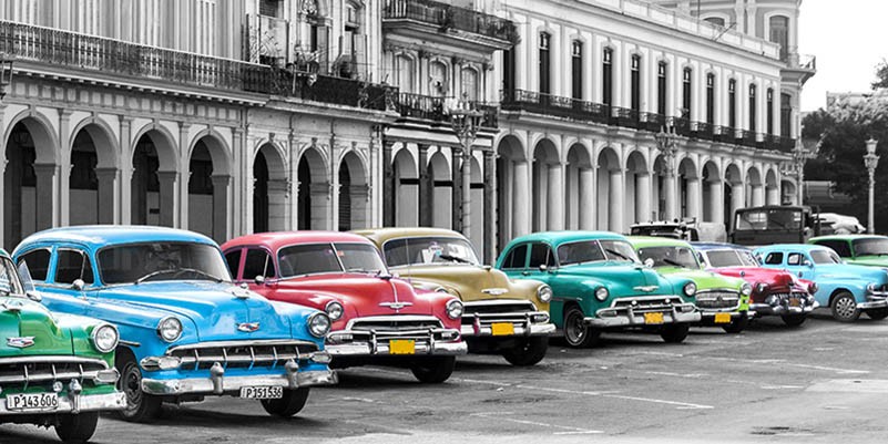 Autos estacionados en fila, La Habana, Cuba