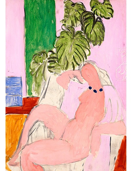 Desnudo en un sillón con una planta verde.