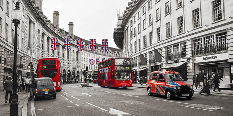 Autobuses y taxis en Oxford Street, Londres