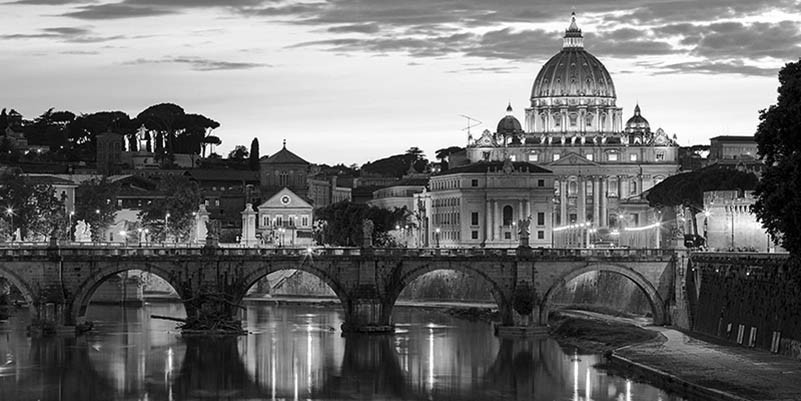 Vista nocturna de la Catedral de San Pedro, Roma