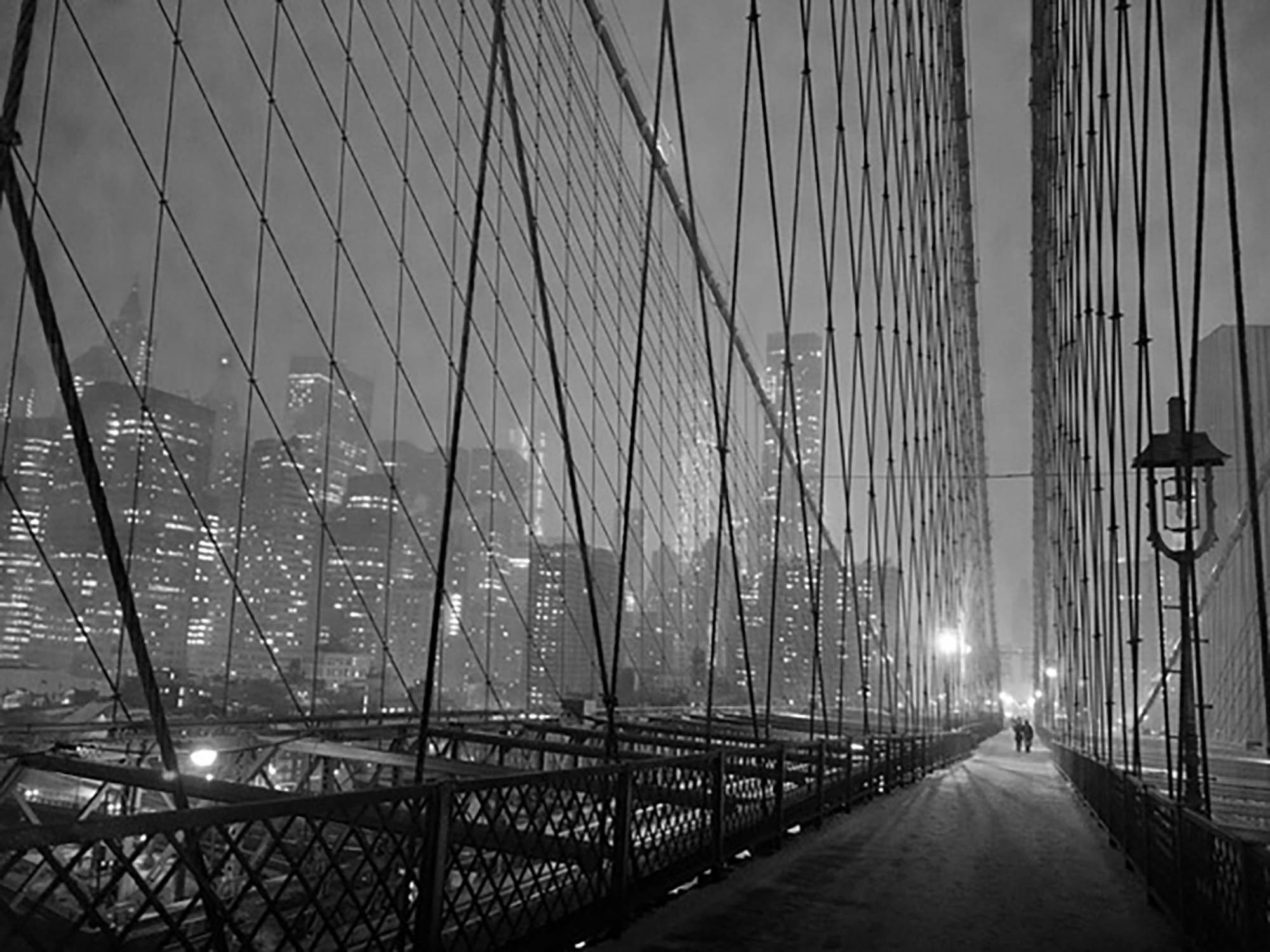 En el puente de Brooklyn por la noche, Nueva York