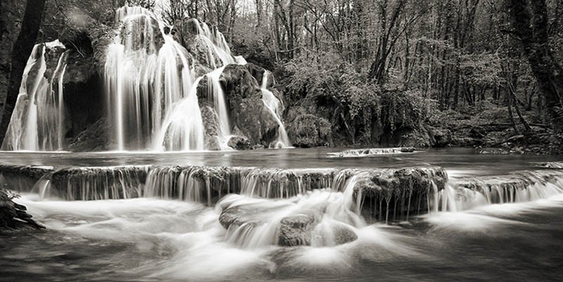 Cascada en un bosque (BW)