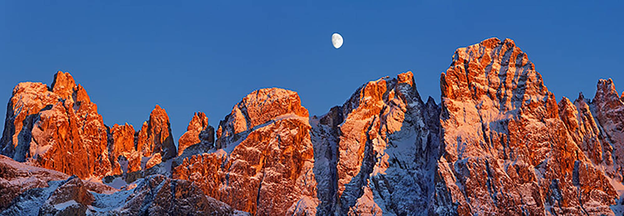 Pale di San Martino y luna, Italia