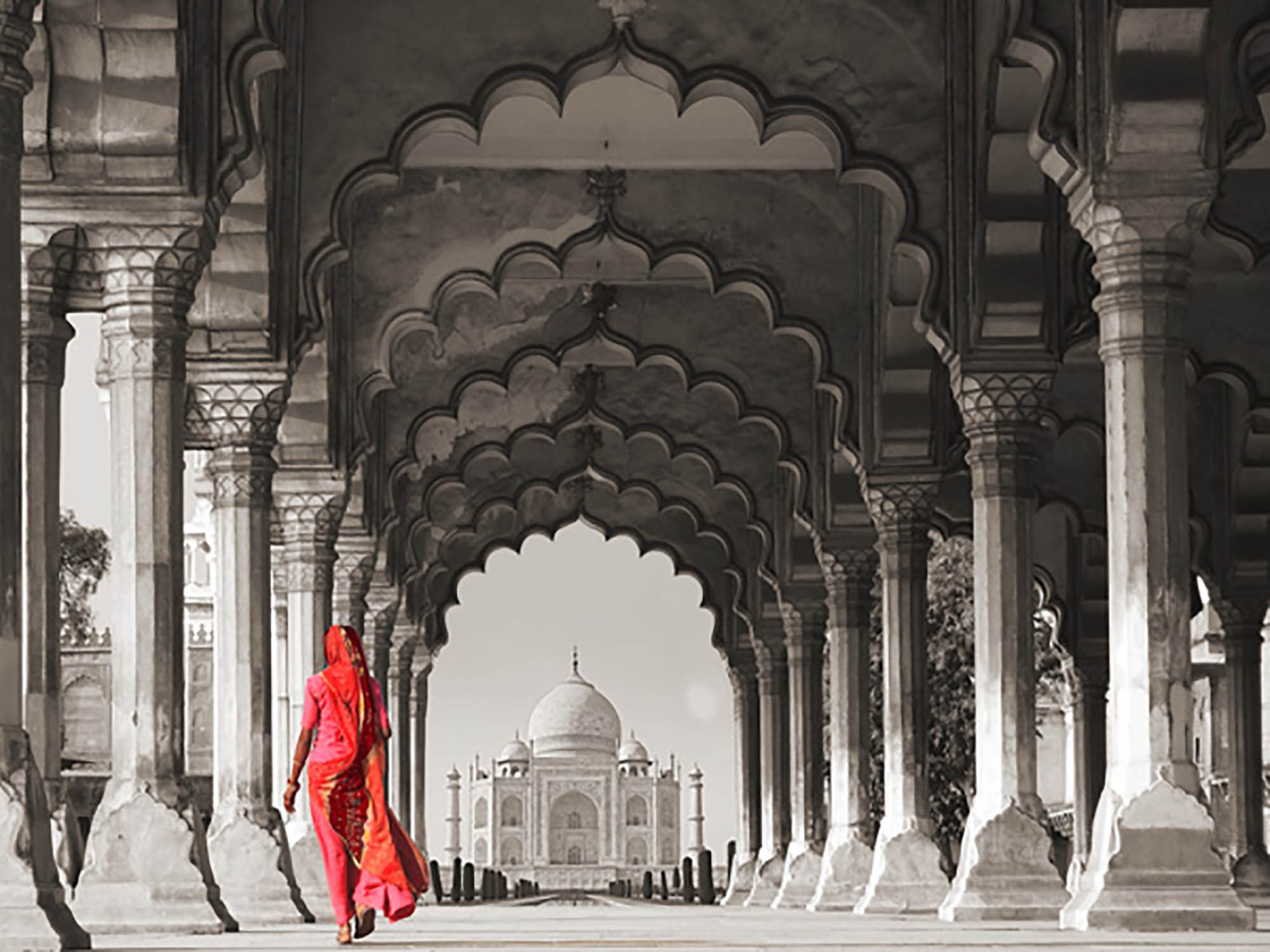 Mujer con sari tradicional caminando hacia el Taj Mahal (BW)