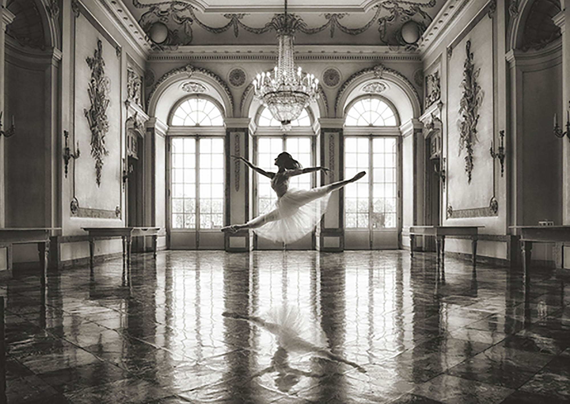 Bailarina en un salón de palacio