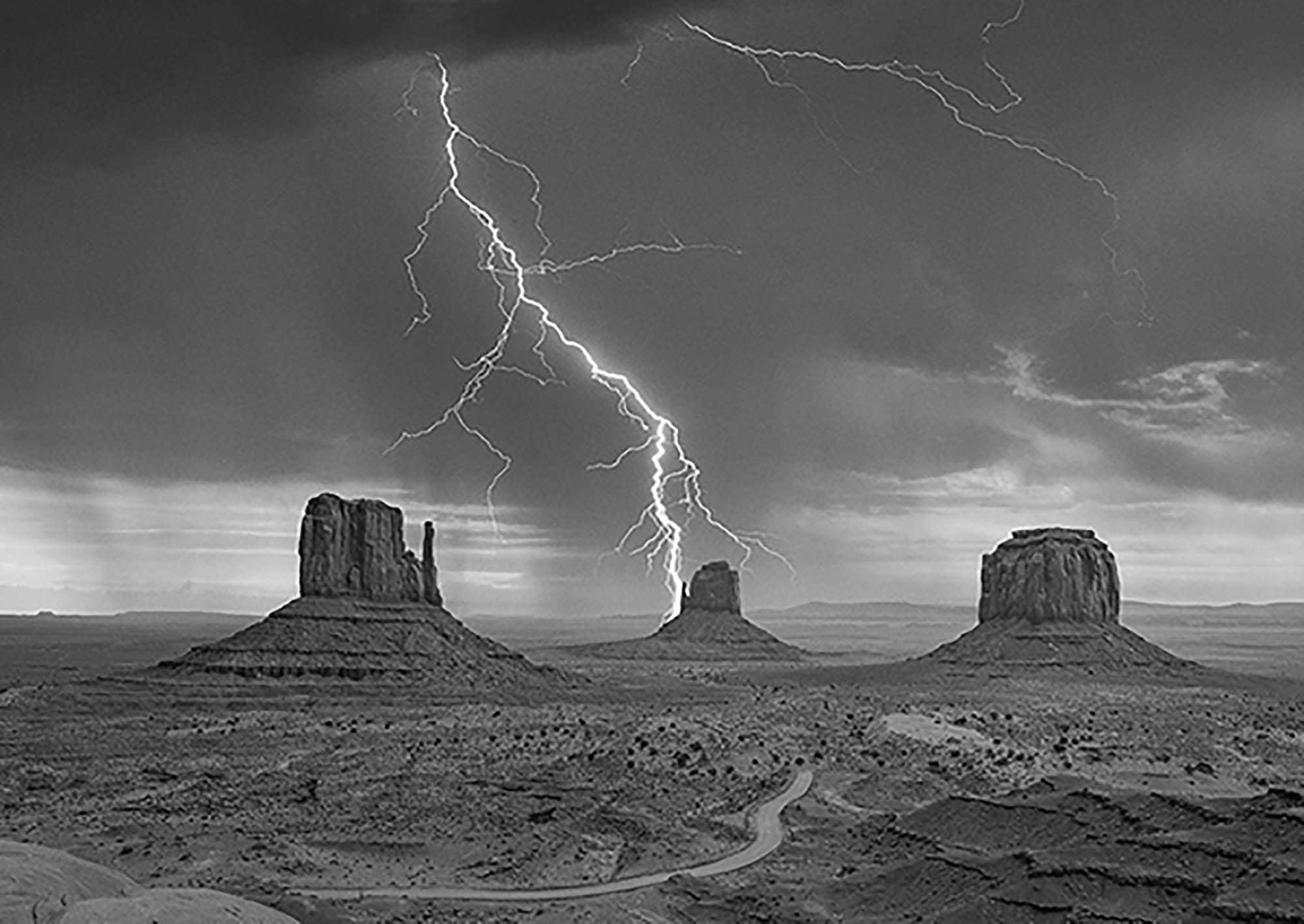 Tormenta en Monument Valley, Utah (blanco y negro)