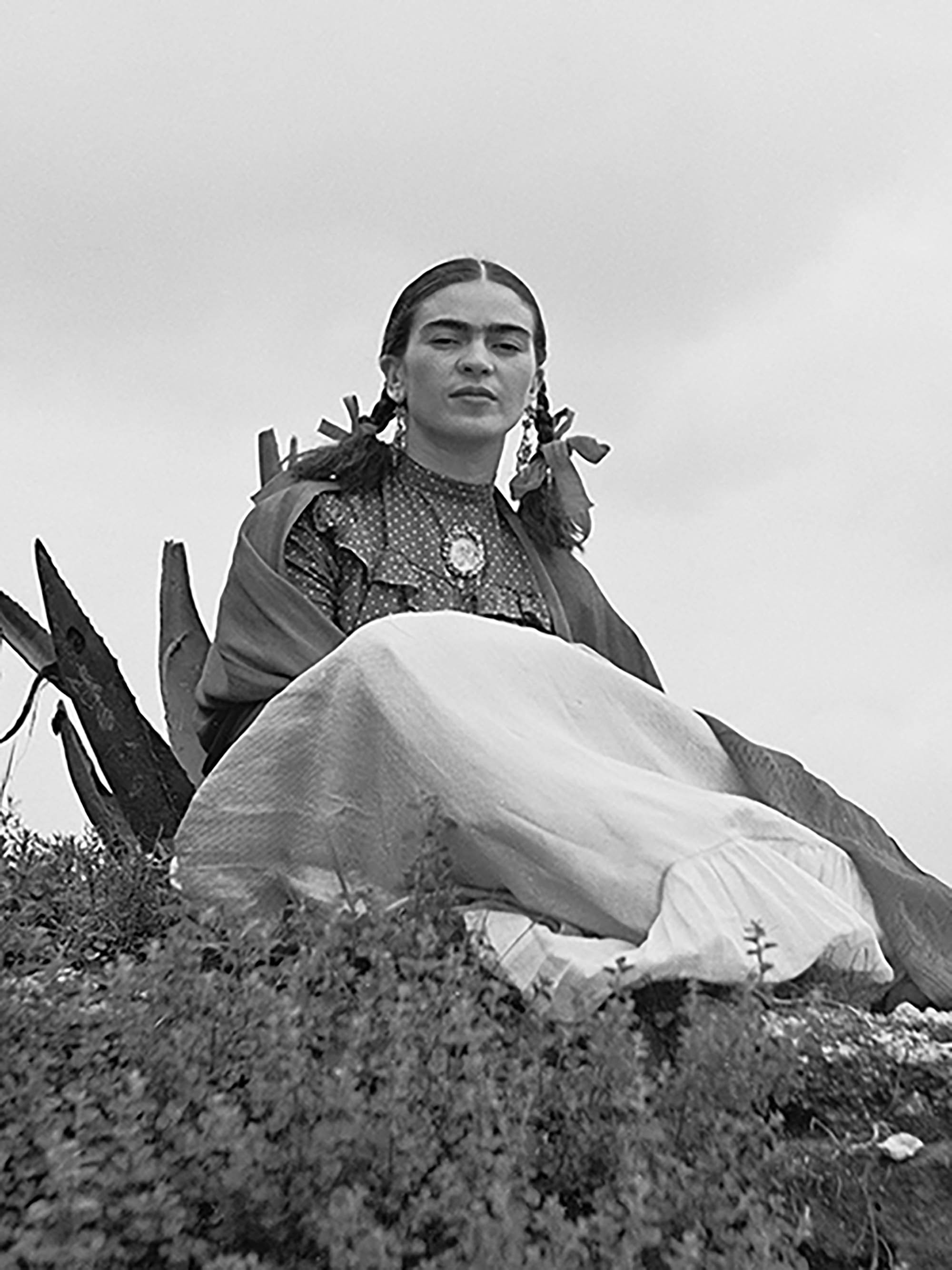 Frida Kahlo sentada en el desierto