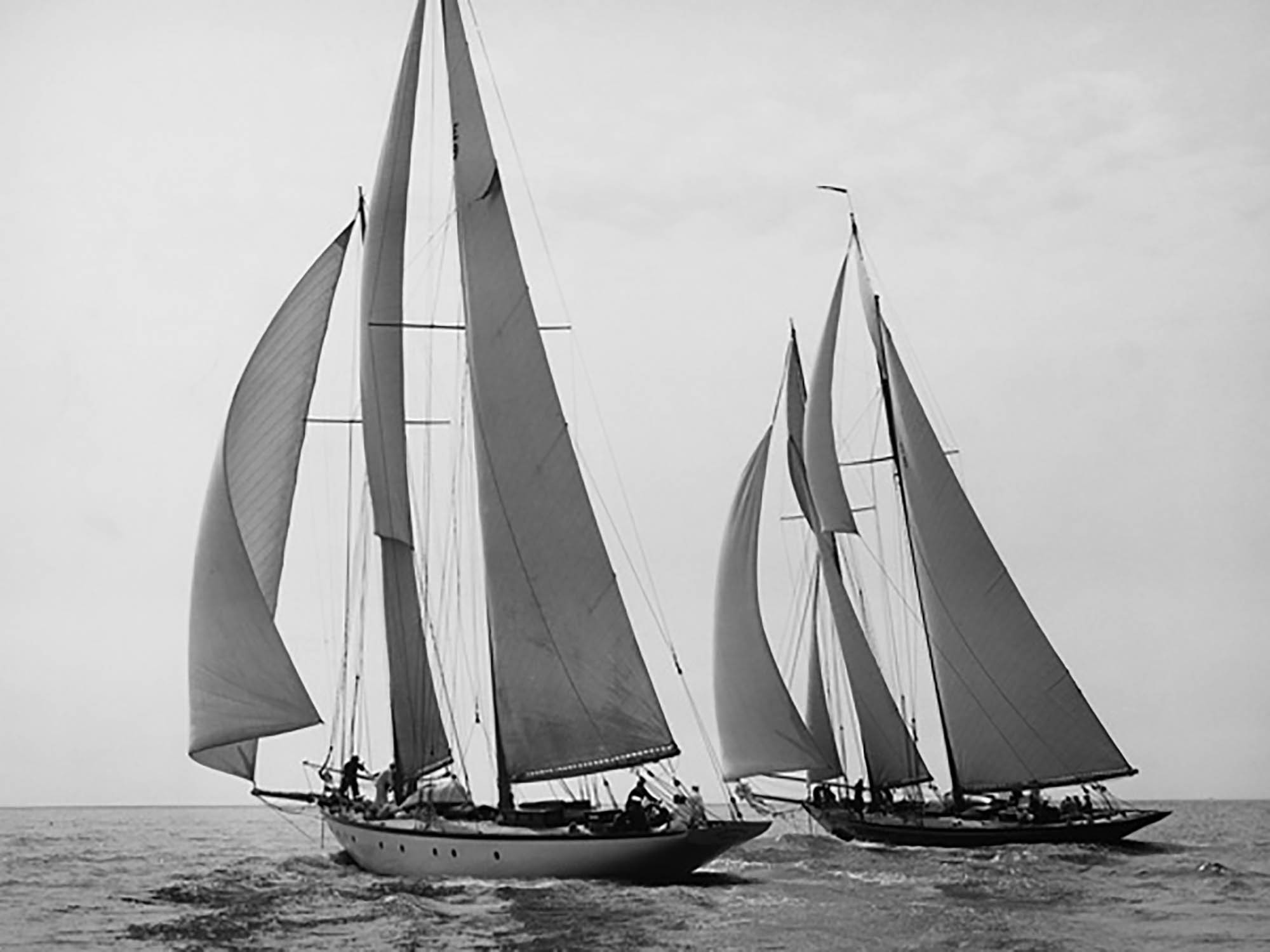 Carrera de veleros durante el crucero del Yacht Club