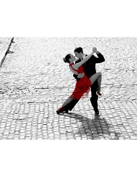 Pareja bailando tango en una calle adoquinada
