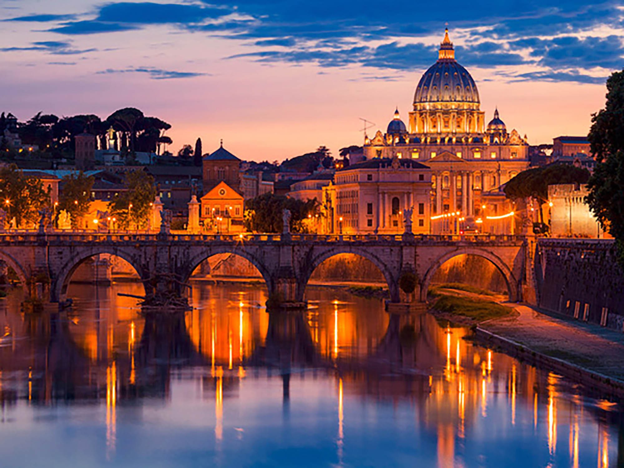 Vista nocturna de la Catedral de San Pedro, Roma