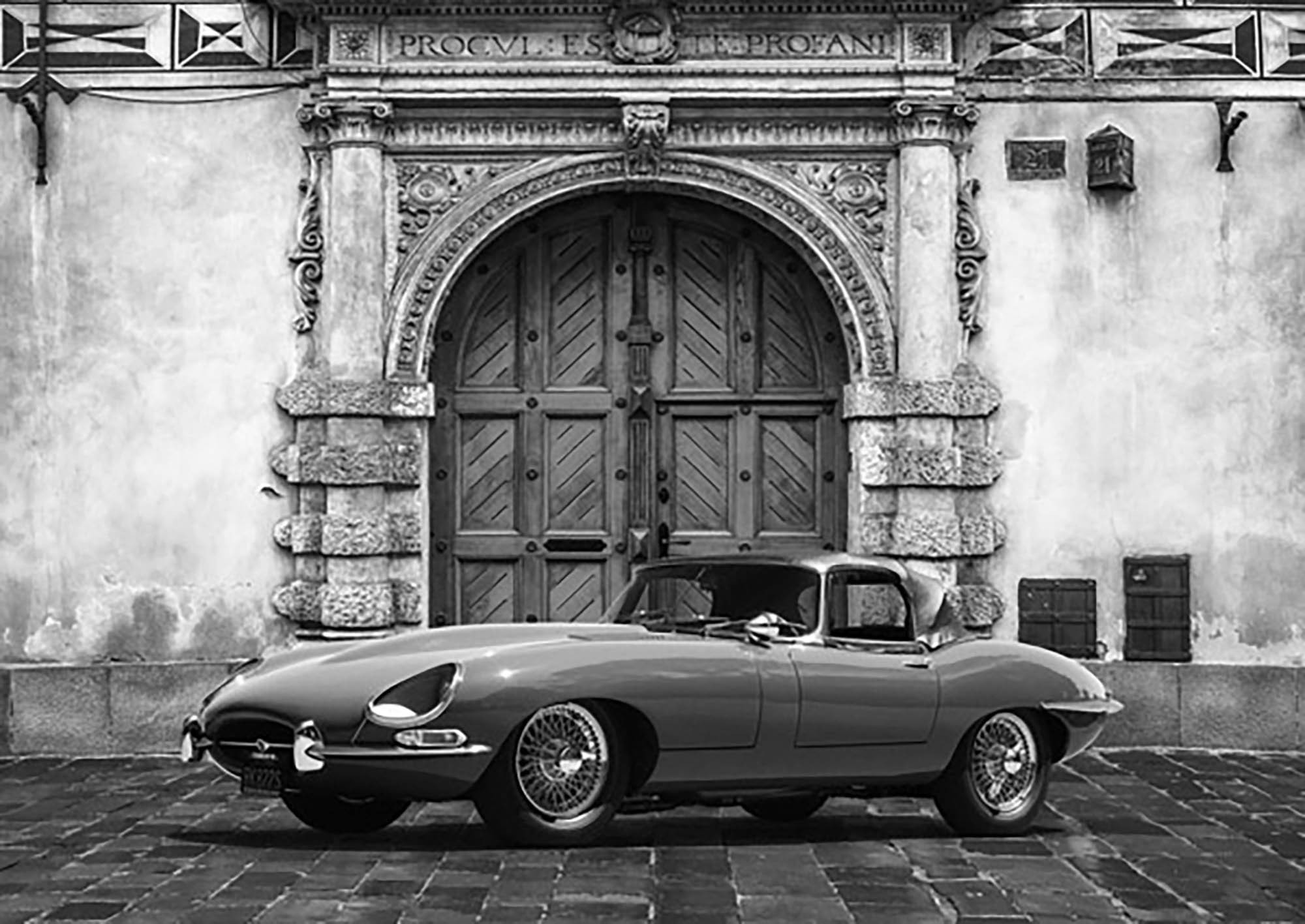 Roadster frente al Palacio Clásico (BW)