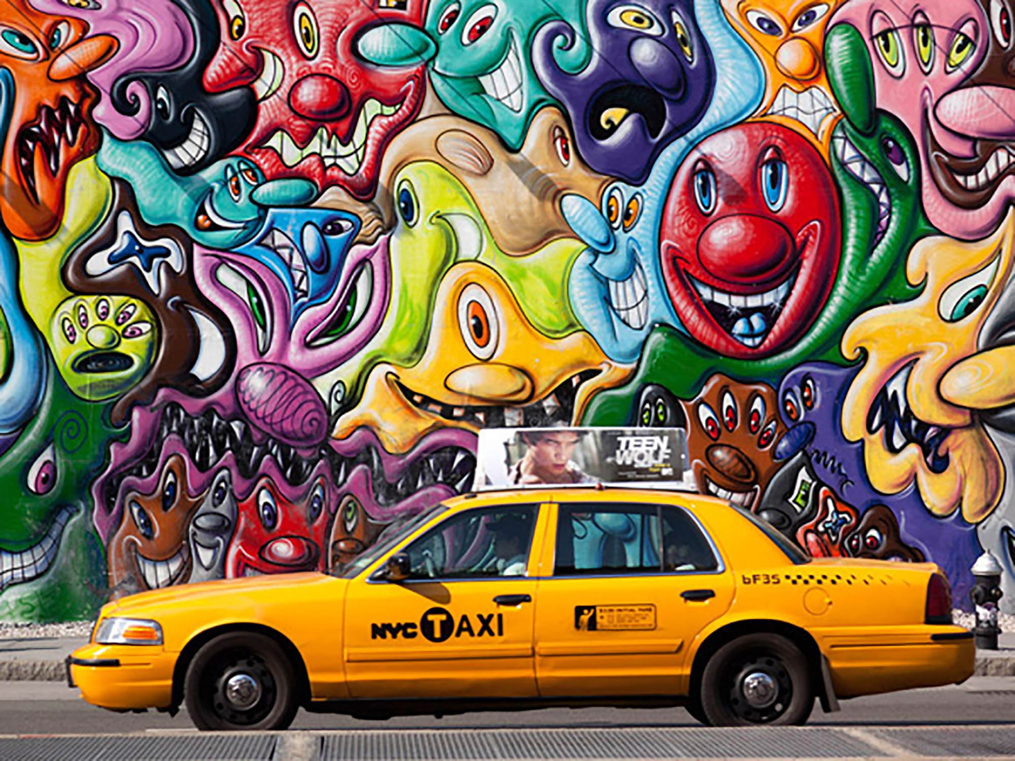 Taxi y pintura mural en Soho, Nueva York