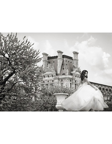 Mujer joven en el castillo de Chambord (BW)