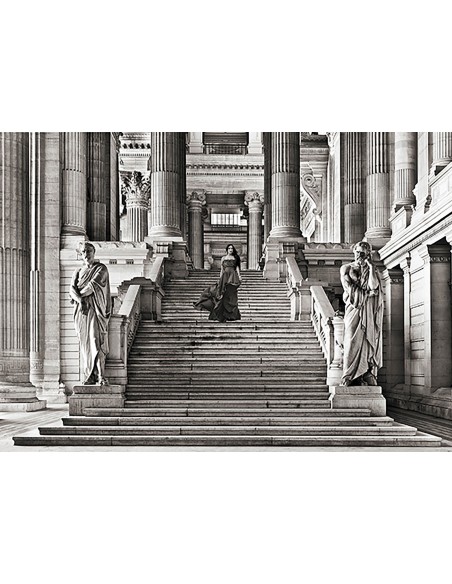 Dama en la escalera (blanco y negro)