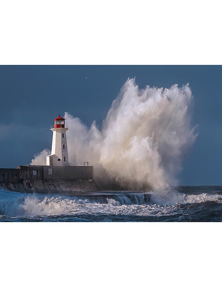 Faro en el mar embravecido