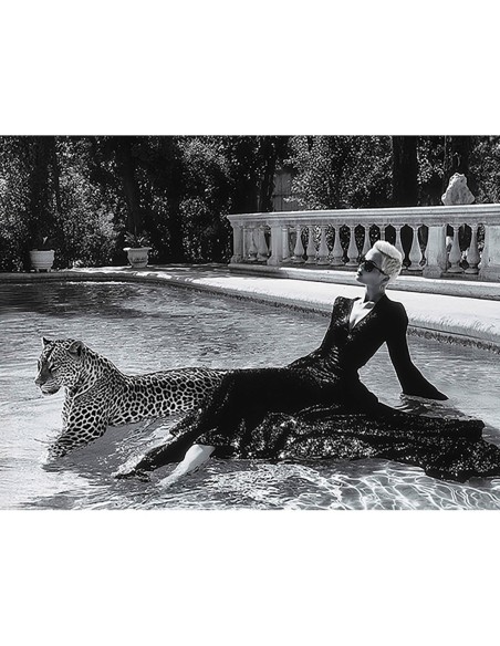 Relajándose en la piscina