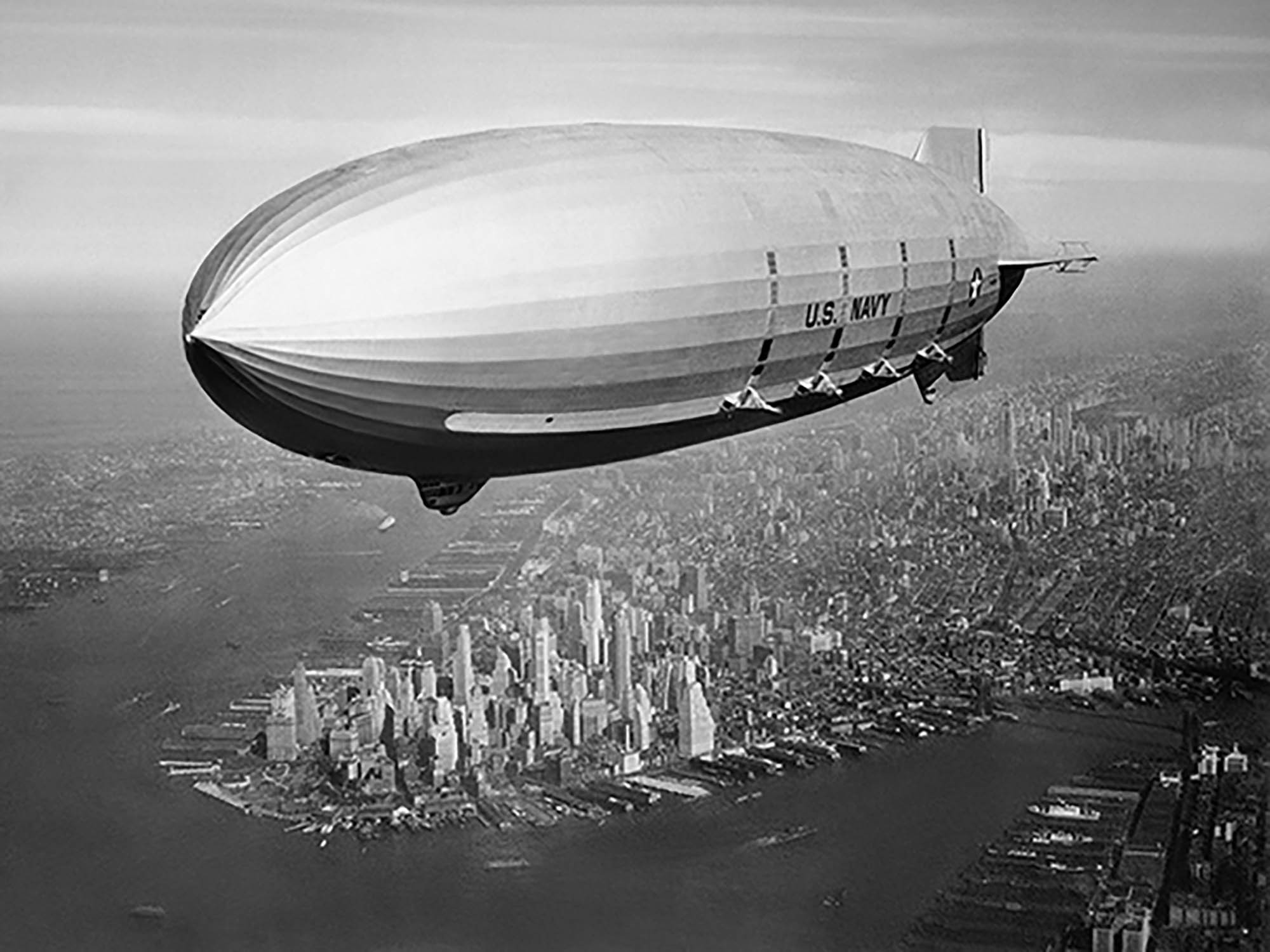 USS Macon (ZRS-5) sobrevolando el puerto de Nueva York, alrededor de 1933