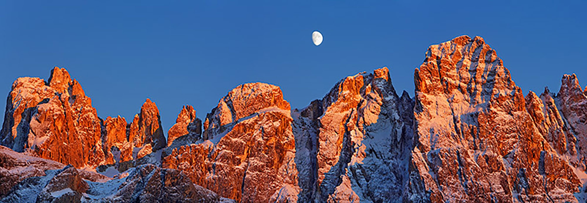 Pale di San Martino y luna, Italia