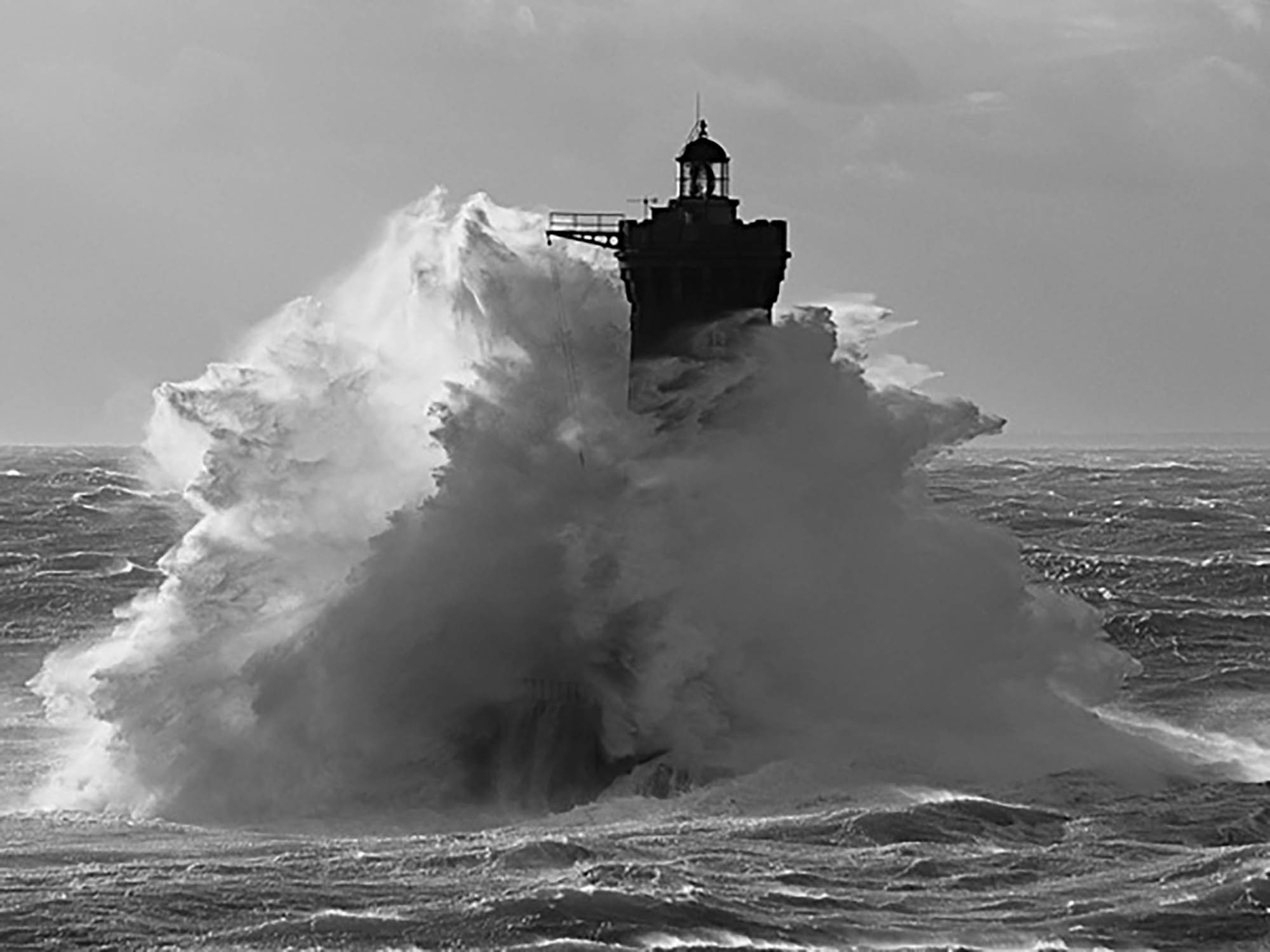 Faro de los cuatro lors d'une tempète