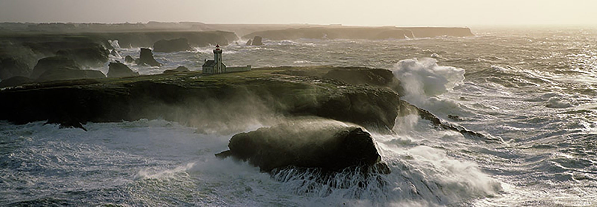 Faro de los Poulains lors d'une tempète