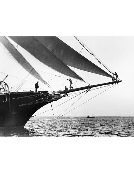 Tripulantes de barco de pie en el bauprés, 1923