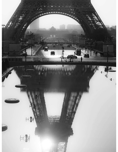 La Torre Eiffel reflejada, París