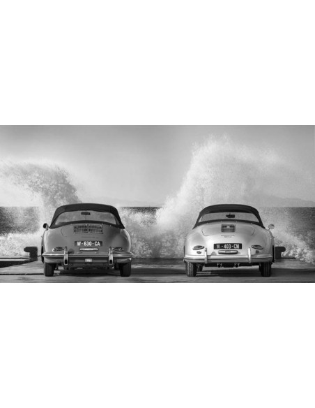 Olas del océano rompiendo sobre bellezas vintage (BW)