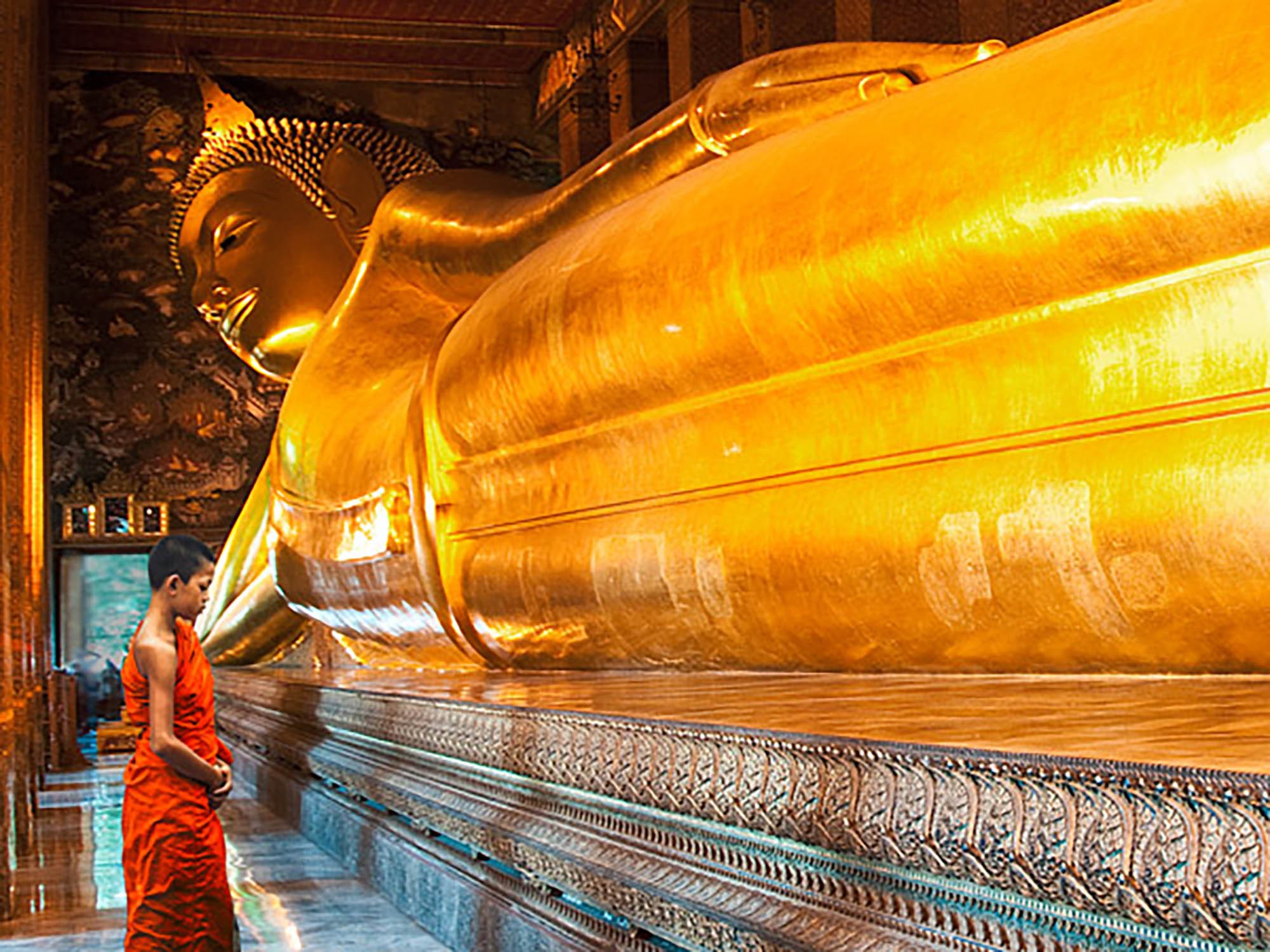Orando al Buda reclinado, Wat Pho, Bangkok, Tailandia