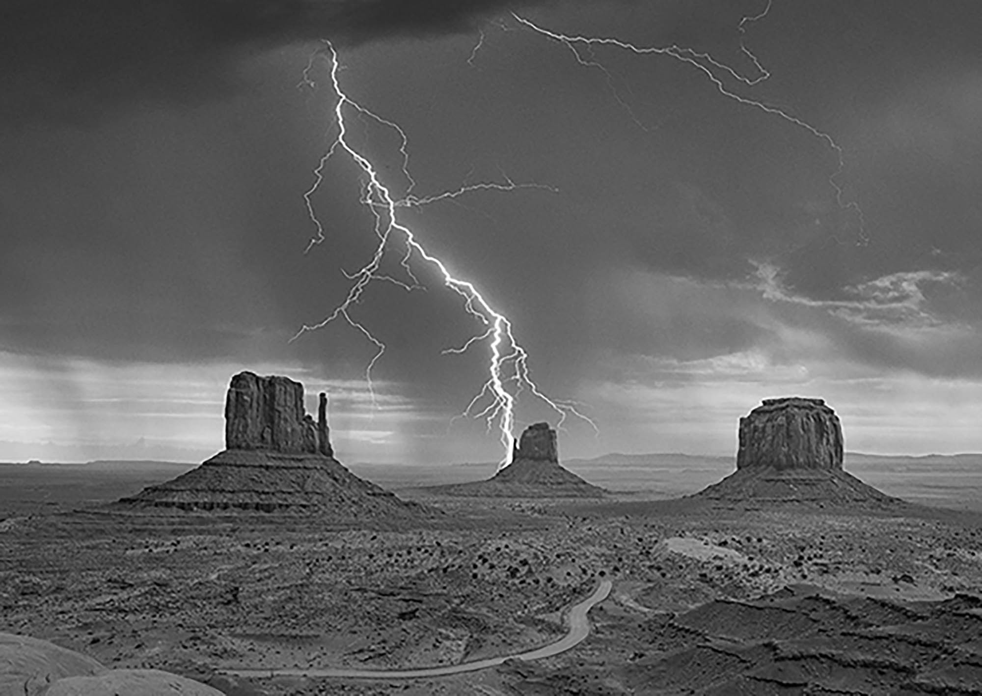 Tormenta en Monument Valley, Utah (blanco y negro)