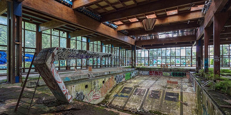 Piscina abandonada de un complejo turístico en el norte del estado de Nueva York (detalle)
