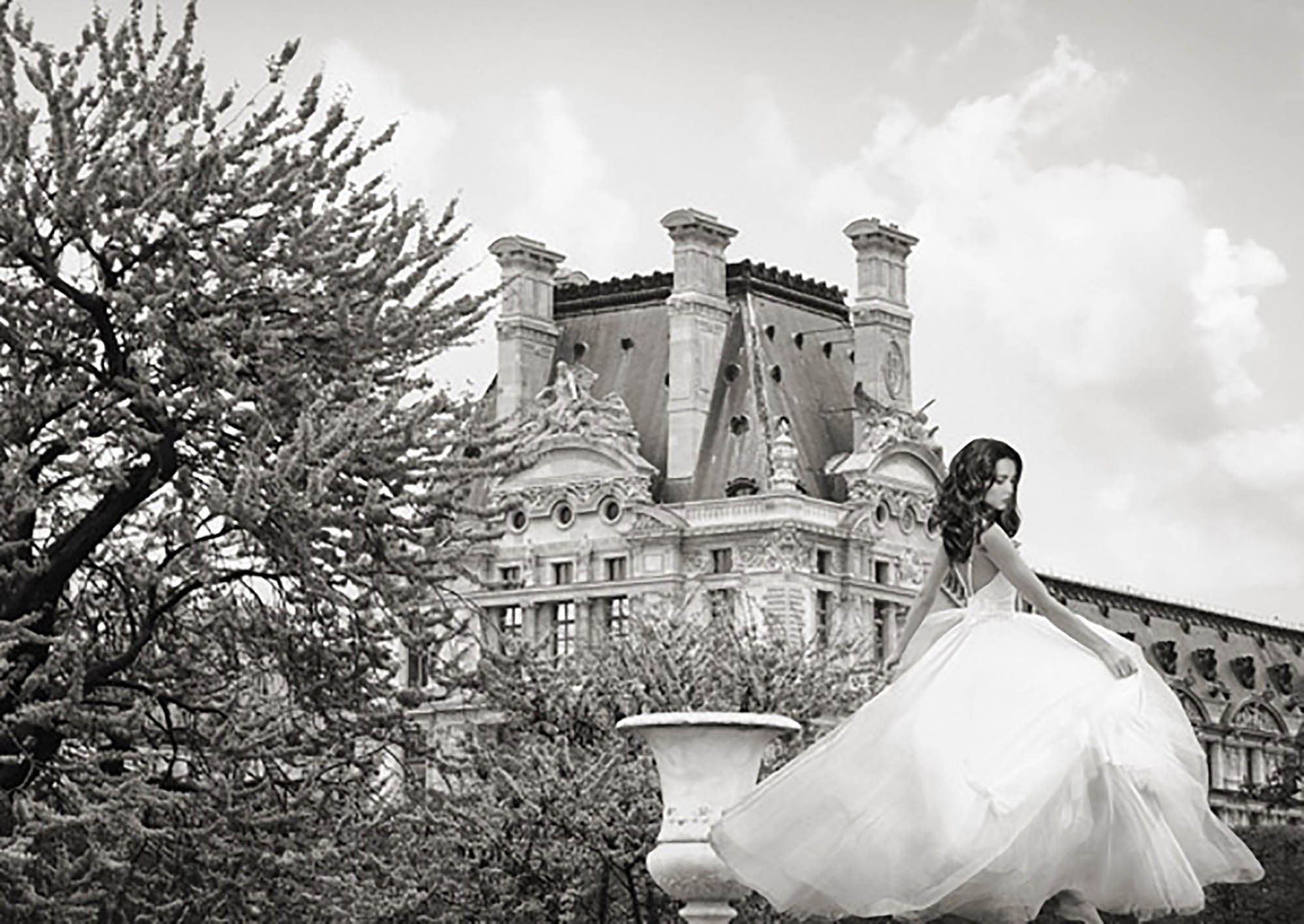 Mujer joven en el castillo de Chambord (BW)