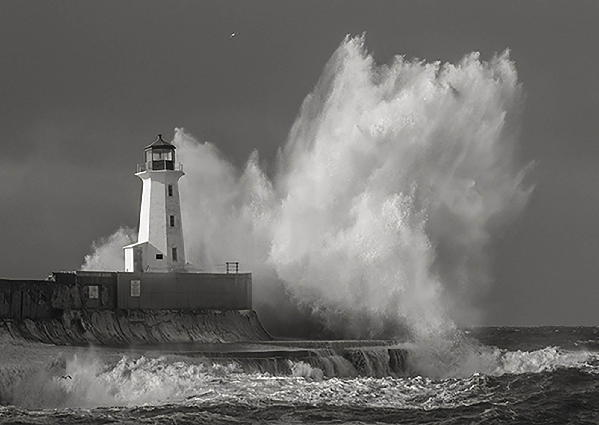 Faro en un mar embravecido (blanco y negro)
