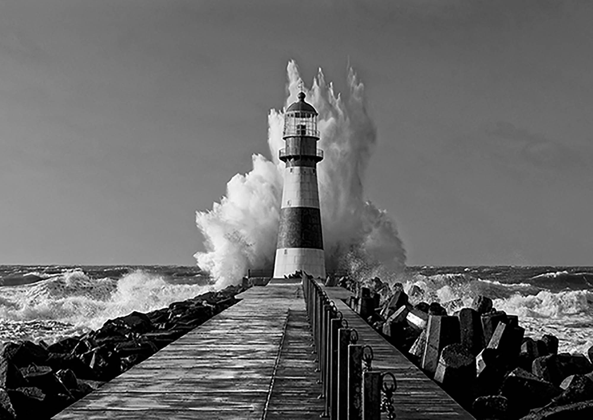 Faro en el mar Mediterráneo (BW)