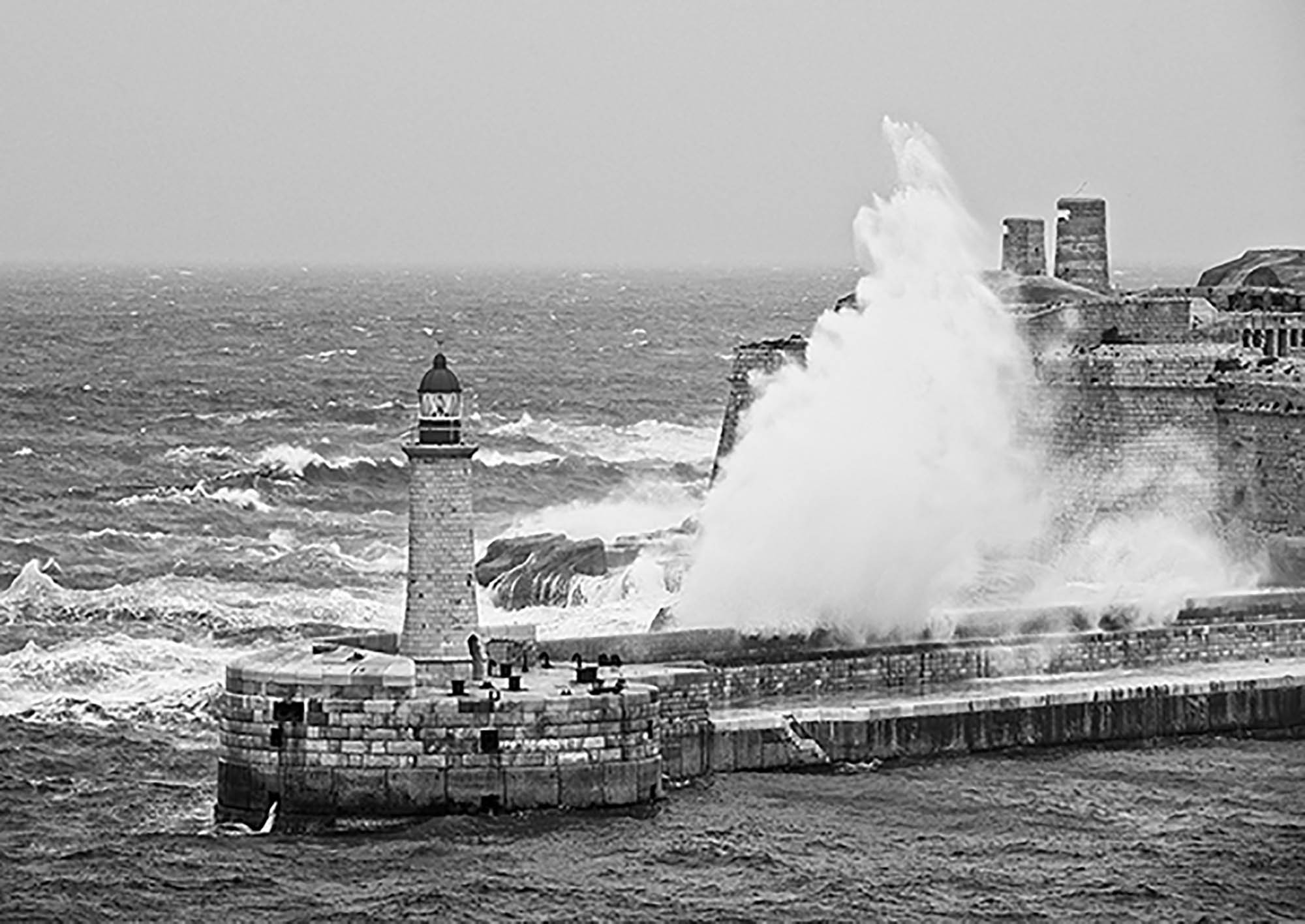 Faro en la tormenta (blanco y negro)
