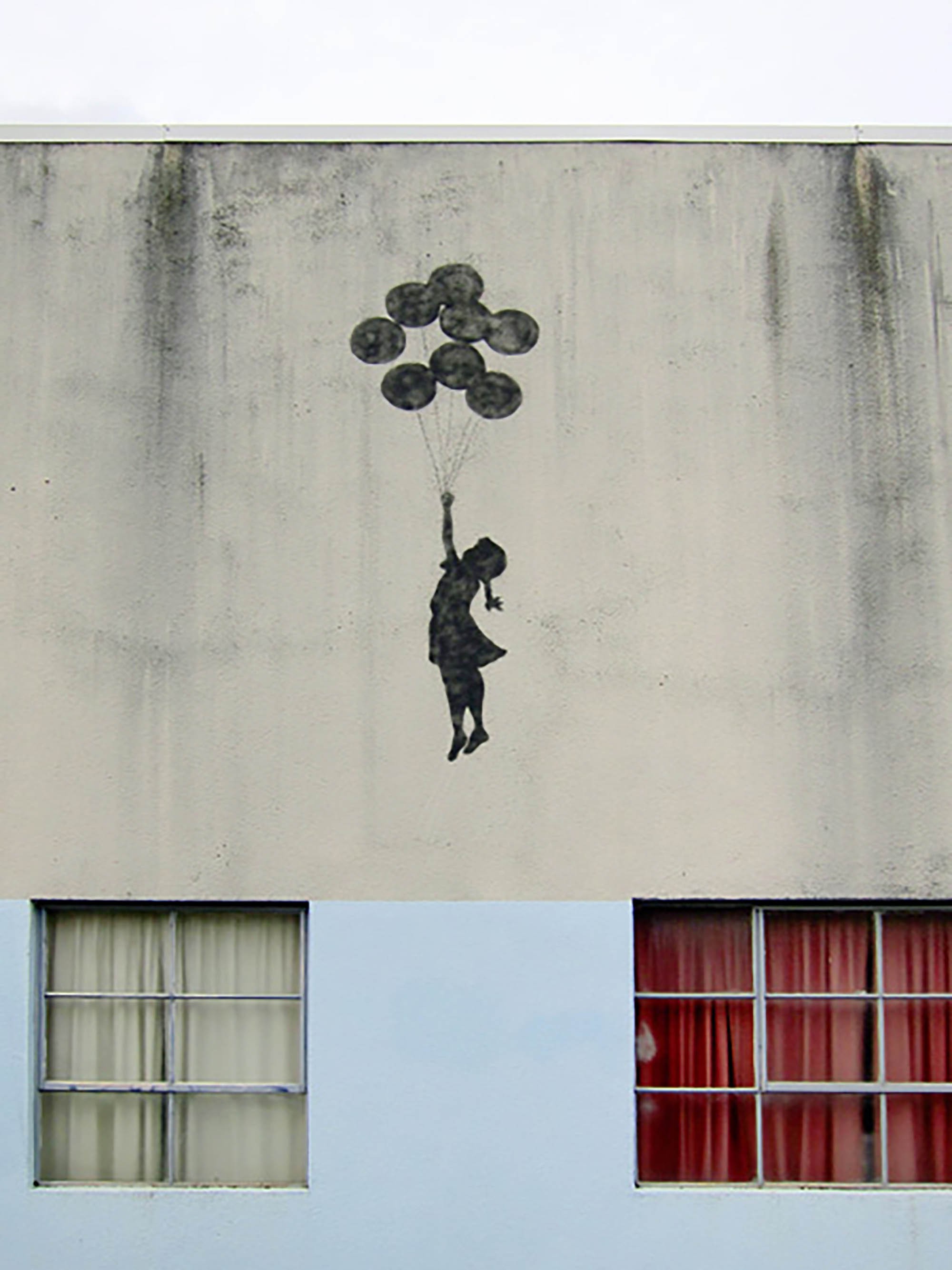 Edificio en Bristol (grafiti atribuido a Banksy)